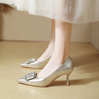 Damen elegante spitze Absatzpumps mit glamourösem Schmuckdetail