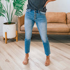 Damen High-Waist Jeanshose mit Knopf-Detail und modischem Fransenabschluss R&B