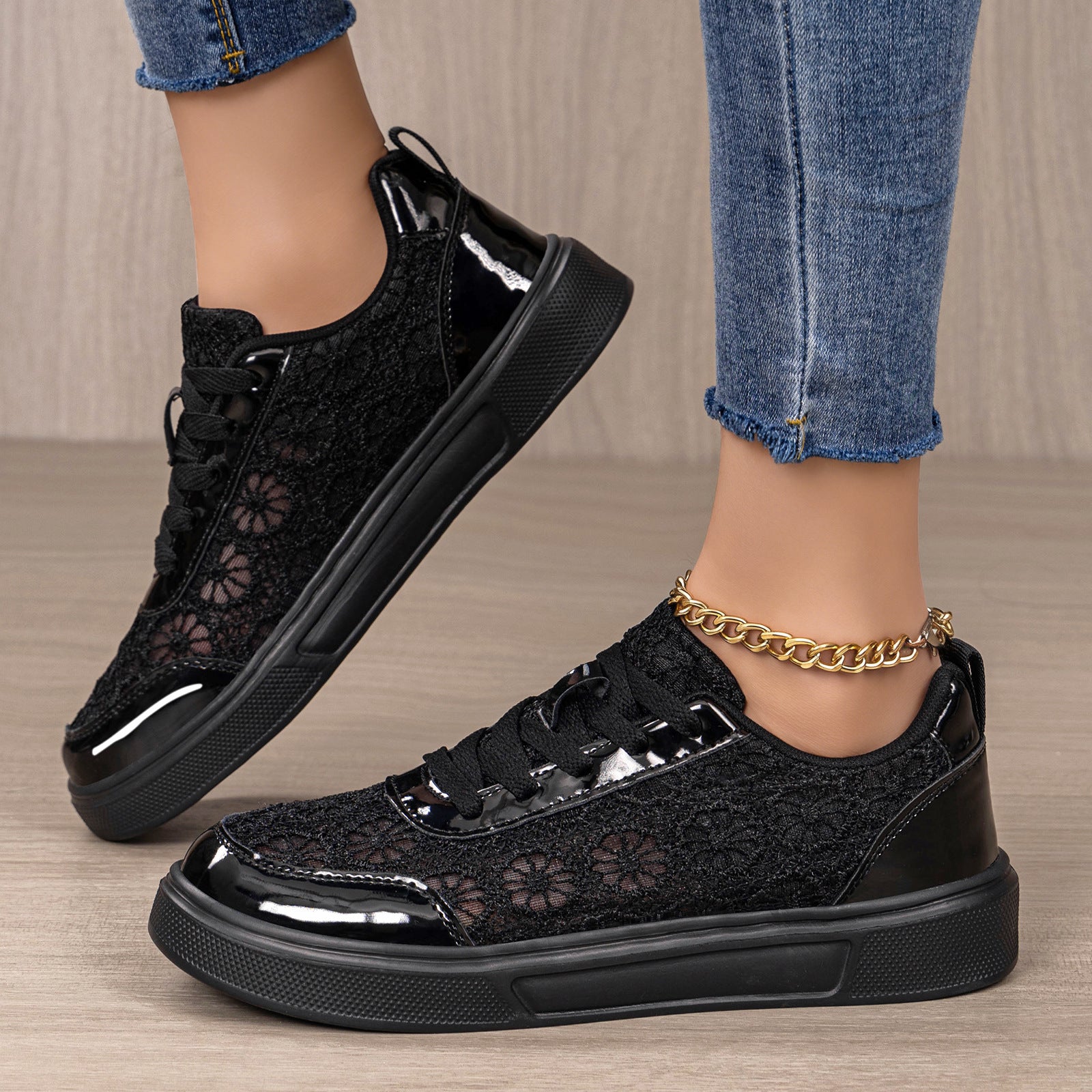 Damen Sneakers aus floralem Kunstleder mit rutschfester Sohle
