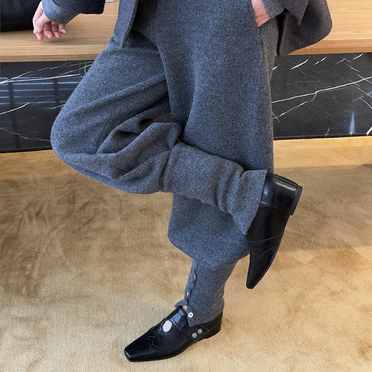 Damen Elegante Slipper mit dekorativem Ausschnitt R&B