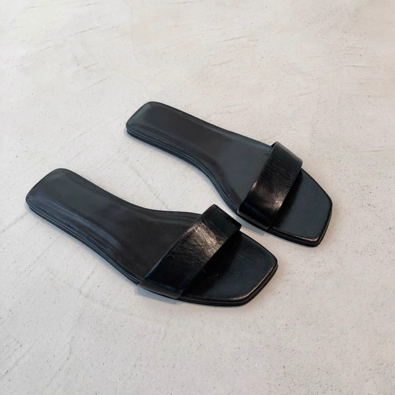 Damen Flache Sandalen mit geschwungenem Riemendesign und rutschfester Sohle R&B