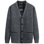 Herren Strickjacke mit kariertem Innenfutter und praktischen Taschen