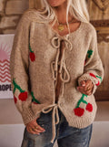 Damen Strickjacke mit verspieltem Kirschmotiv und Taillierung R&B