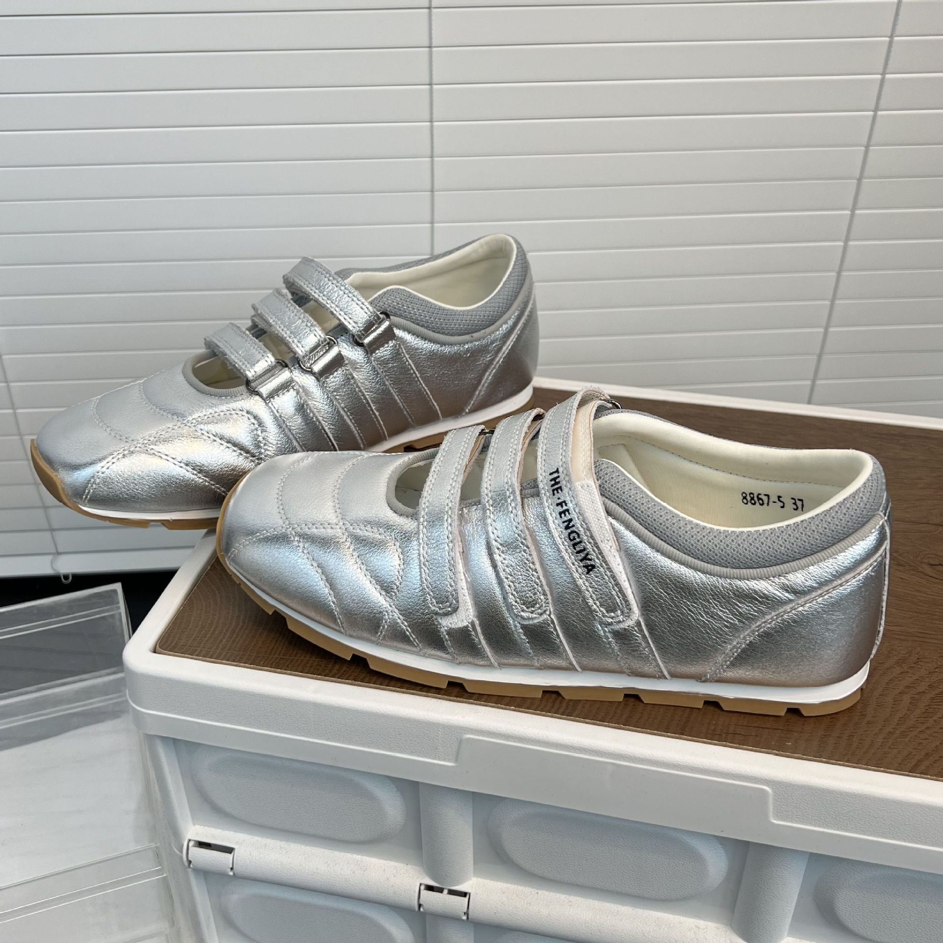 Damen Sportliche Sneaker mit praktischem Klettverschluss und glänzender Oberflächenstruktur R&B