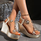 Damen Wedge-Sandalen mit floralen Akzenten und transparentem Riemendesign R&B