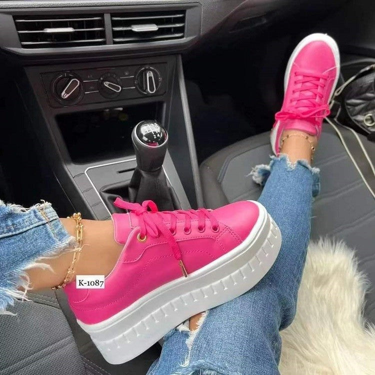 Damen Plateau-Sneaker mit elegantem Glanz und modischem Design R&B