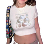 Damen Crop-Top mit kreativem Muschel-Design und verspieltem Schriftzug R&B