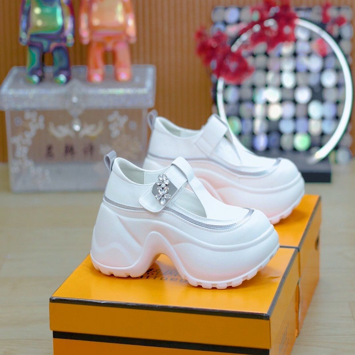Damen Sportliche Clogs mit verstellbarem Riemen und elegantem Blumenakzent