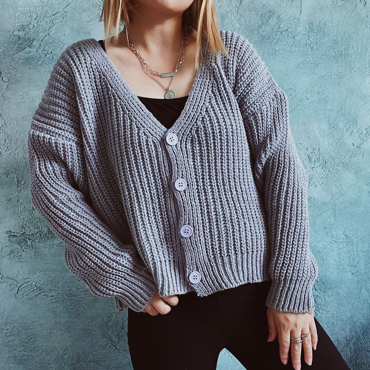 Damen kuschelige Strickjacke mit modernen Knopfdetails und weitem Schnitt R&B