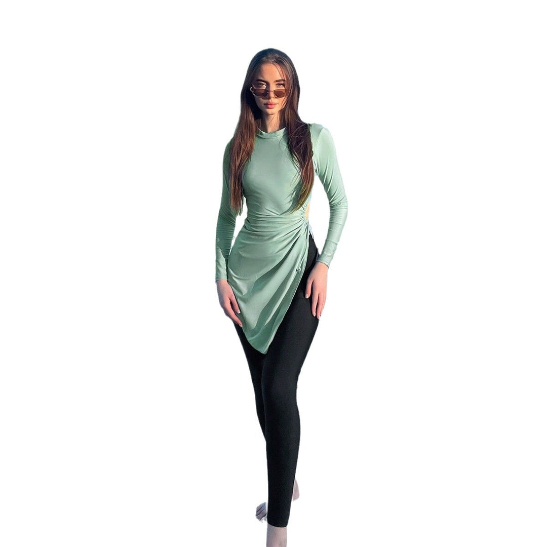 Damen modisches Strandoutfit mit längerem Oberteil R&B