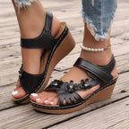 Damen Wedge-Sandalen mit floralem Akzent und verstellbarem Riemen R&B