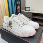 Damen modische Sneakers mit geflochtenem Design und auffälligem Totenkopf-Element R&B