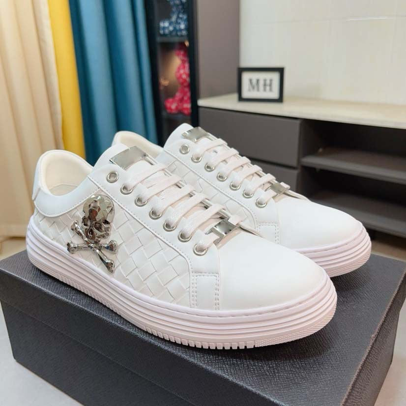 Damen modische Sneakers mit geflochtenem Design und auffälligem Totenkopf-Element R&B