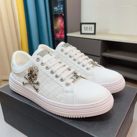Damen modische Sneakers mit geflochtenem Design und auffälligem Totenkopf-Element R&B