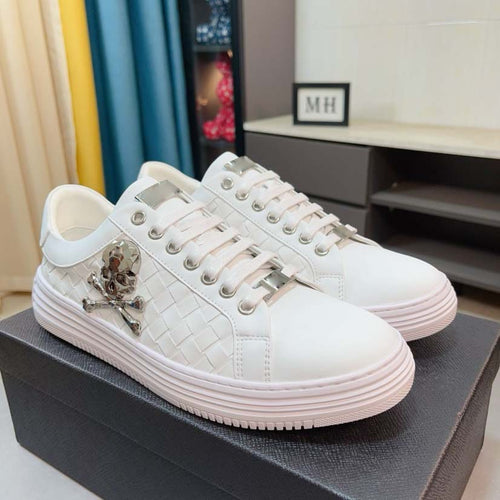Damen modische Sneakers mit geflochtenem Design und auffälligem Totenkopf-Element R&B