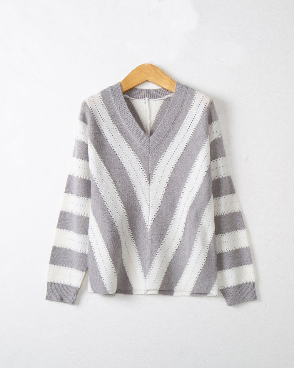 Damen V-Ausschnitt Strickpullover mit raffiniertem Streifenmuster R&B