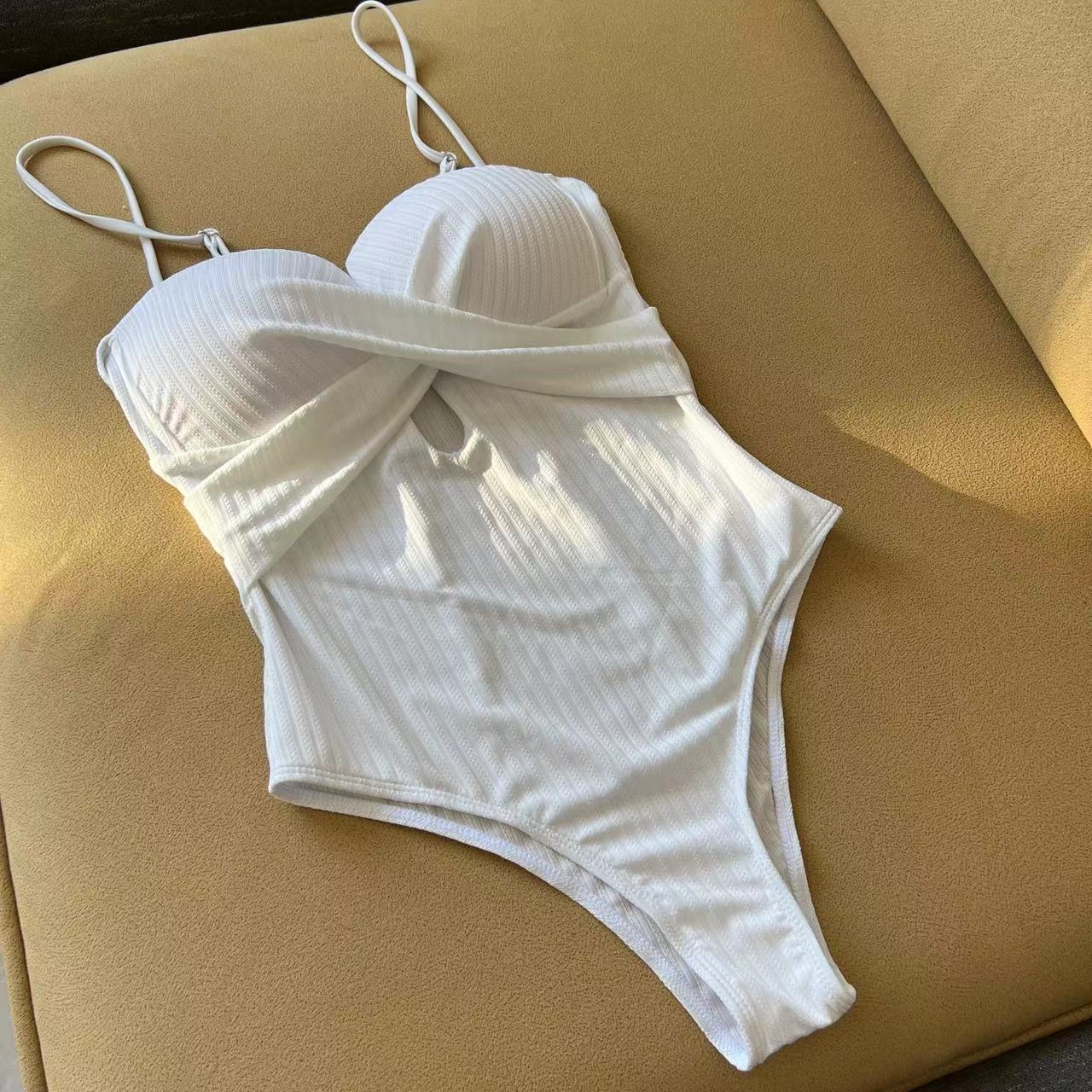 Damen Einteiler-Badeanzug mit aufregenden Cut-Outs und raffiniertem Design R&B