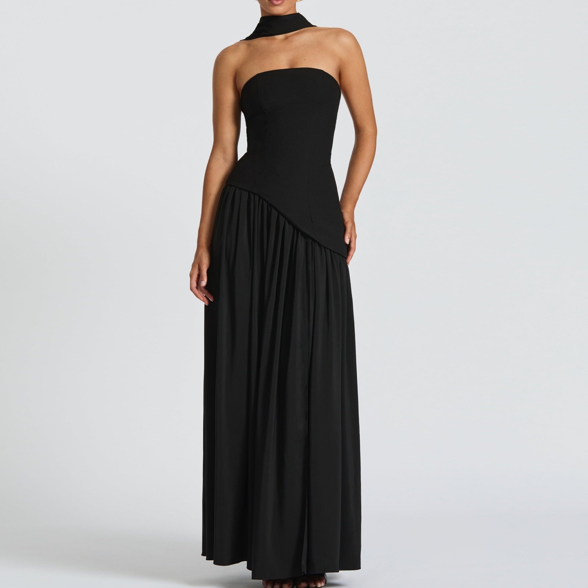 Damen Maxi-Kleid mit elegantem schulterfreiem Design und asymmetrischem Schnitt R&B