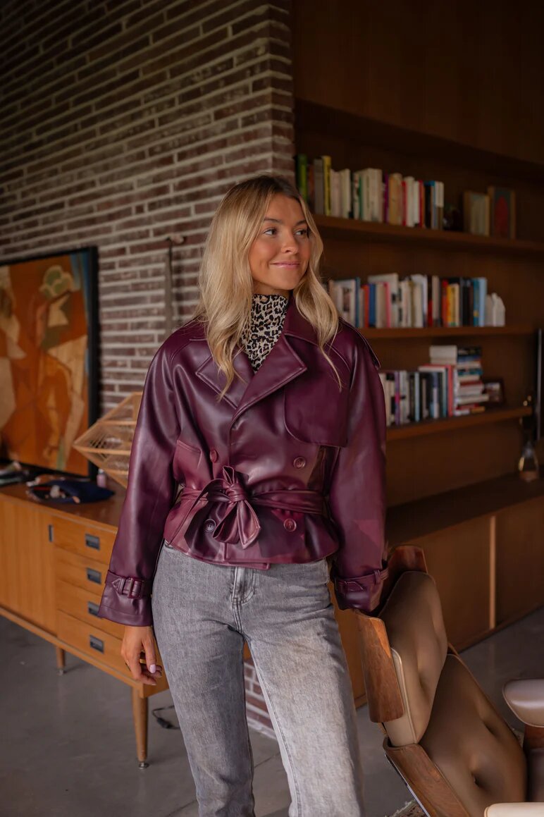 DamenModerne Jacke aus Kunstleder mit Taillengürtel und doppelt gestepptem Design R&B