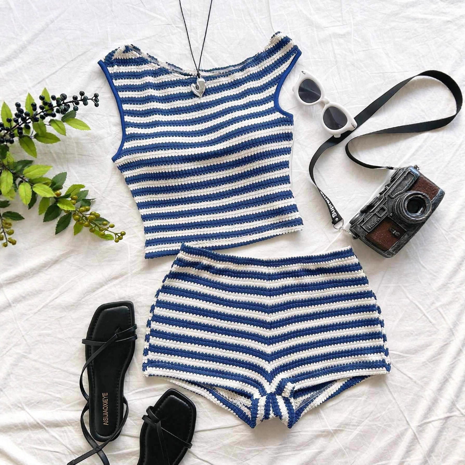 Damen Strand-Outfit mit gestreiftem Crop-Top und Shorts R&B