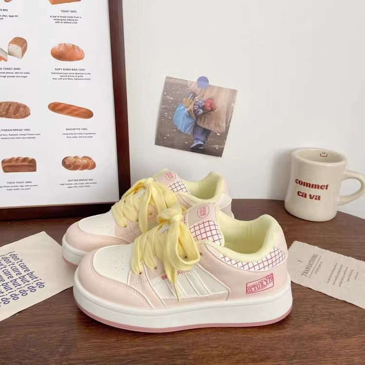 Damen Sportliche Plateau-Sneaker mit ausgeprägtem Schnürsystem und trendigem Design
