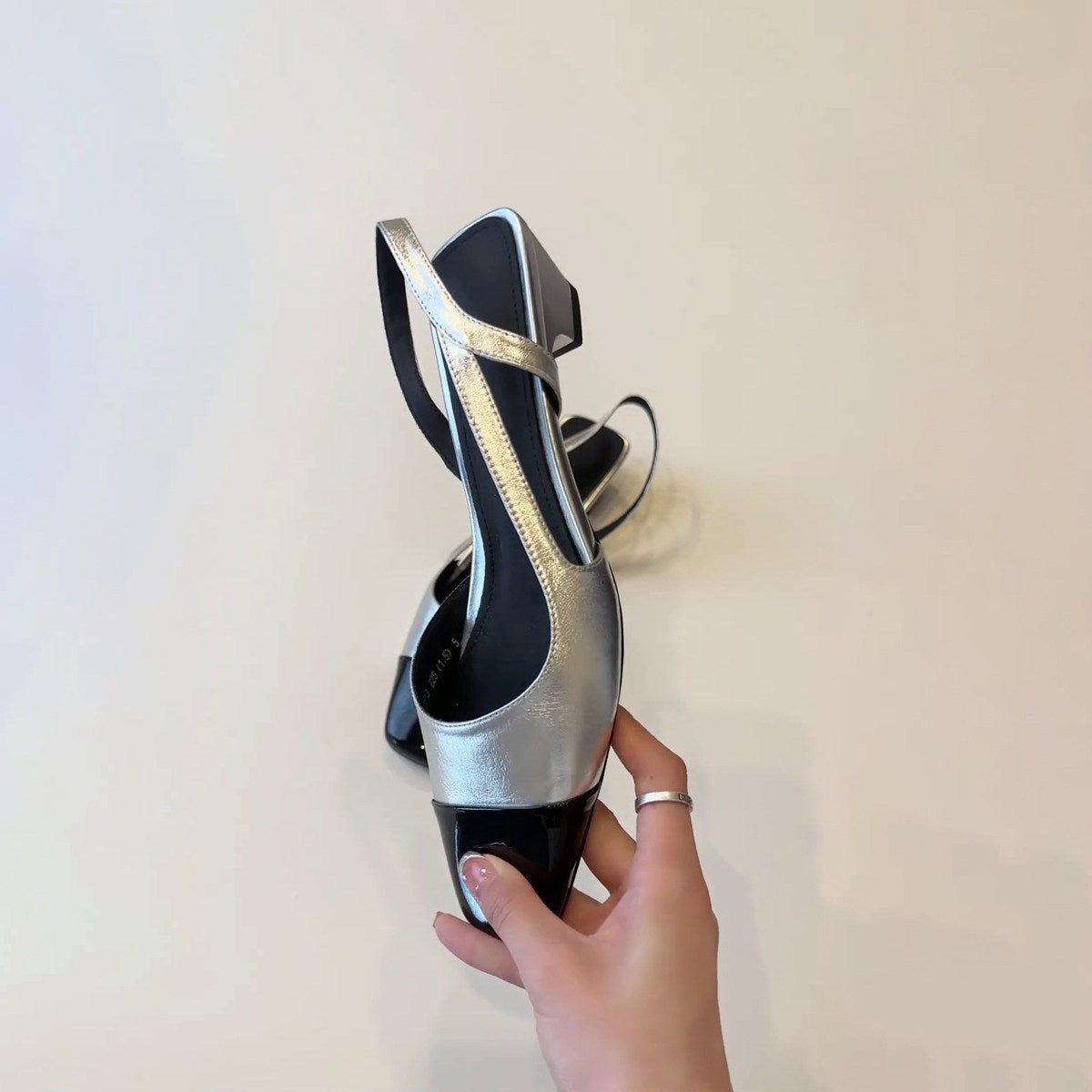 Damen Slingback-Pumps mit glänzender Kappe und modischem Riemchen