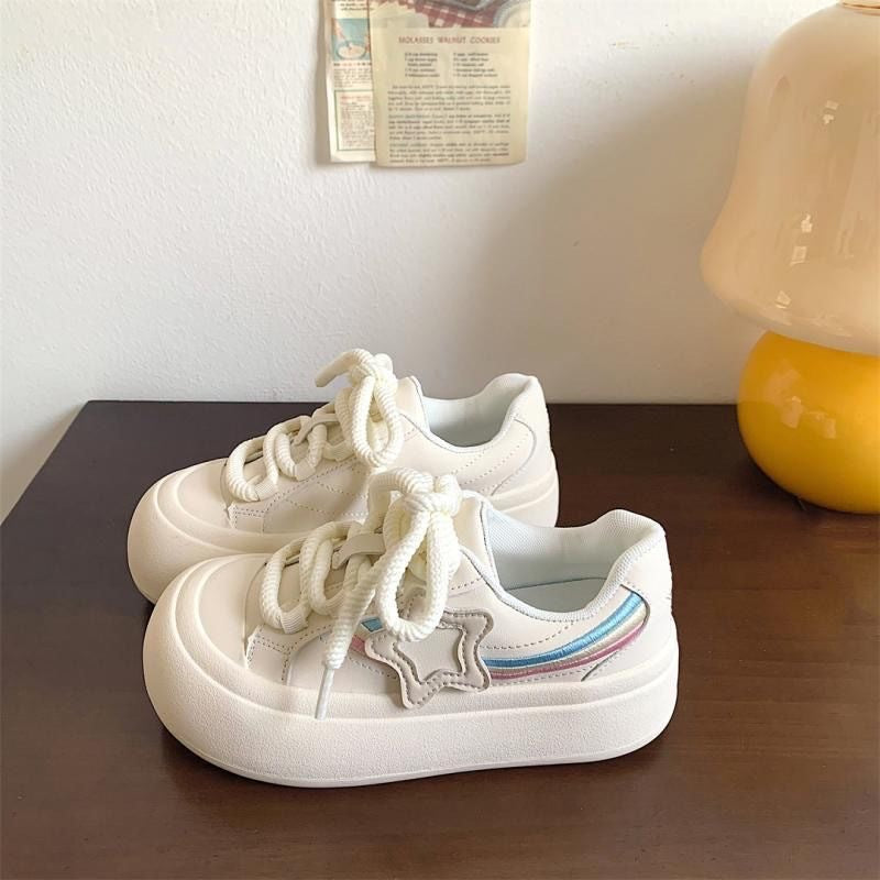 Damen Sneakers mit modernen Stern-Applikationen und komfortabler Plateausohle R&B