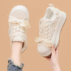 Damen Sportliche Sneaker mit atmungsaktiver Mesh-Oberfläche und innovativen Schnürdetails R&B