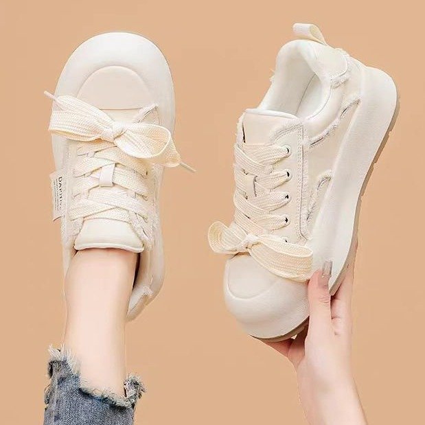 Damen Sportliche Sneaker mit atmungsaktiver Mesh-Oberfläche und innovativen Schnürdetails R&B
