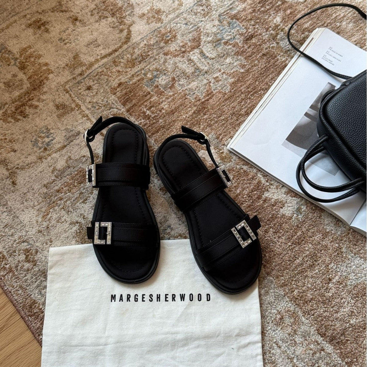 Damen modische Zehentrenner-Sandalen mit eleganten, verstellbaren Riemen und glitzernden Schnallen