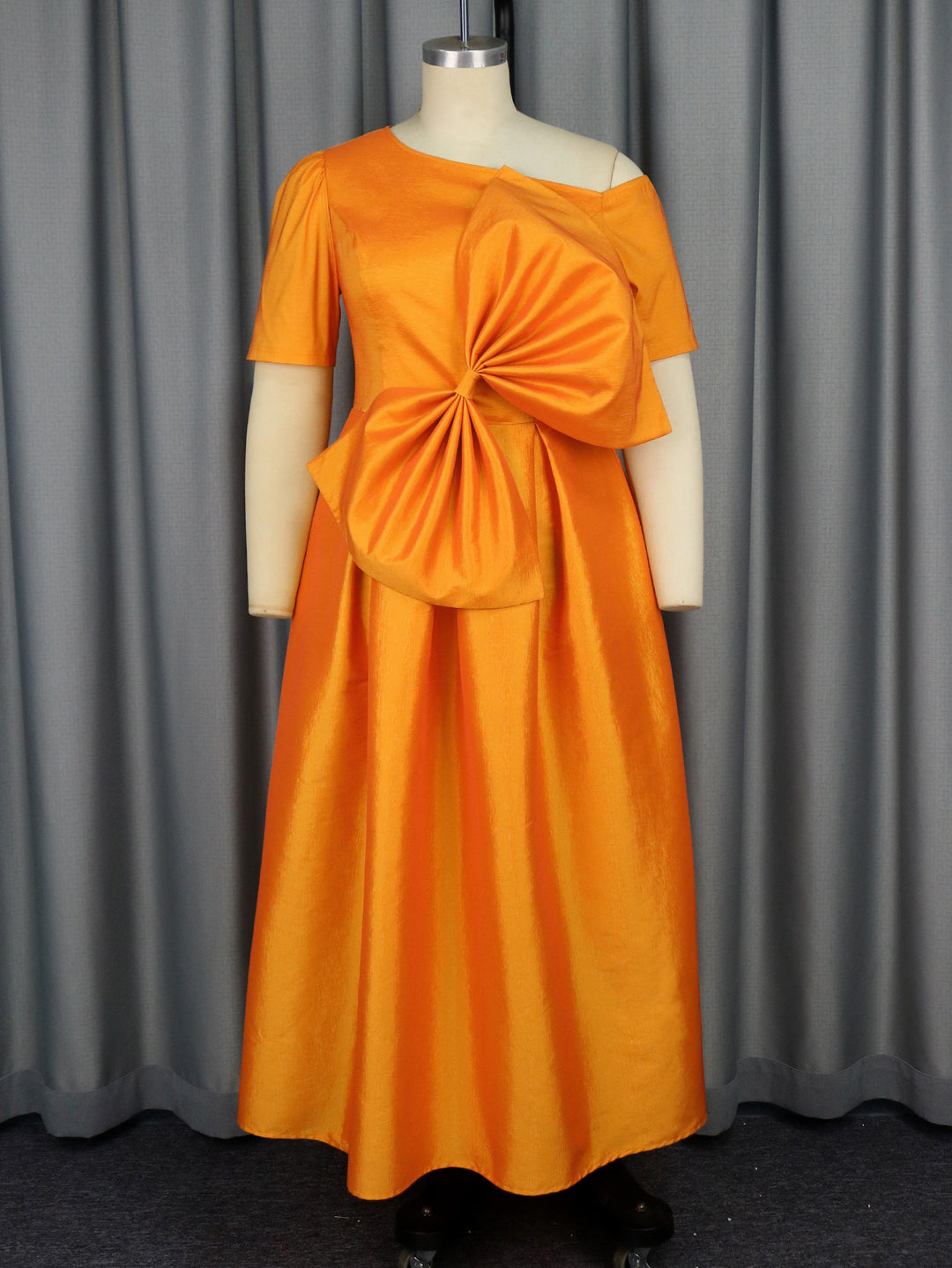 Damen Festliches Abendkleid mit asymmetrischem Ausschnitt und voluminösem Drapierungselement R&B