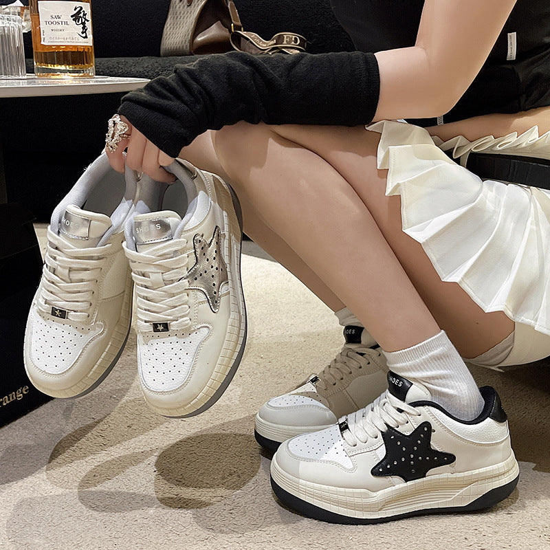 Damen Sneakers im stylischen Sportdesign mit atmungsaktiver Oberflächenstruktur und stabiler Sohle R&B