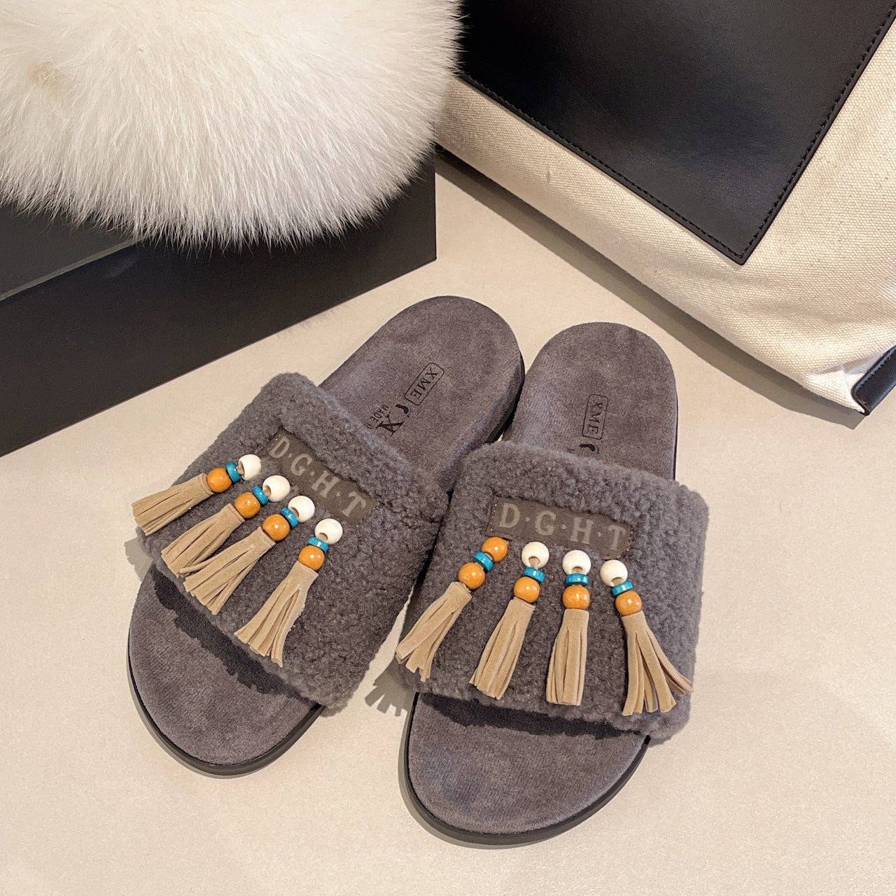 Damen Flauschige Pantoletten mit Boho-Design und Fransen EB