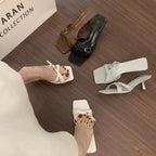 Damen Offene Mules mit dekorativen Riemen und komfortablem Absatz R&B