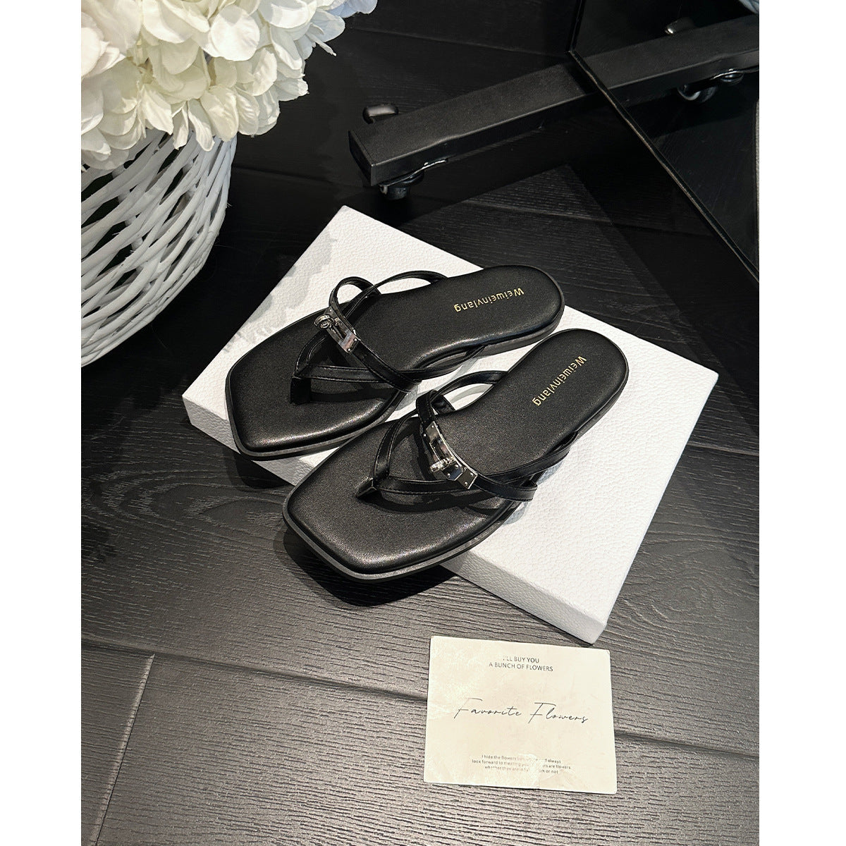 Damen Flip-Flops mit elegantem Riemendesign und modischem Schmuckdetail