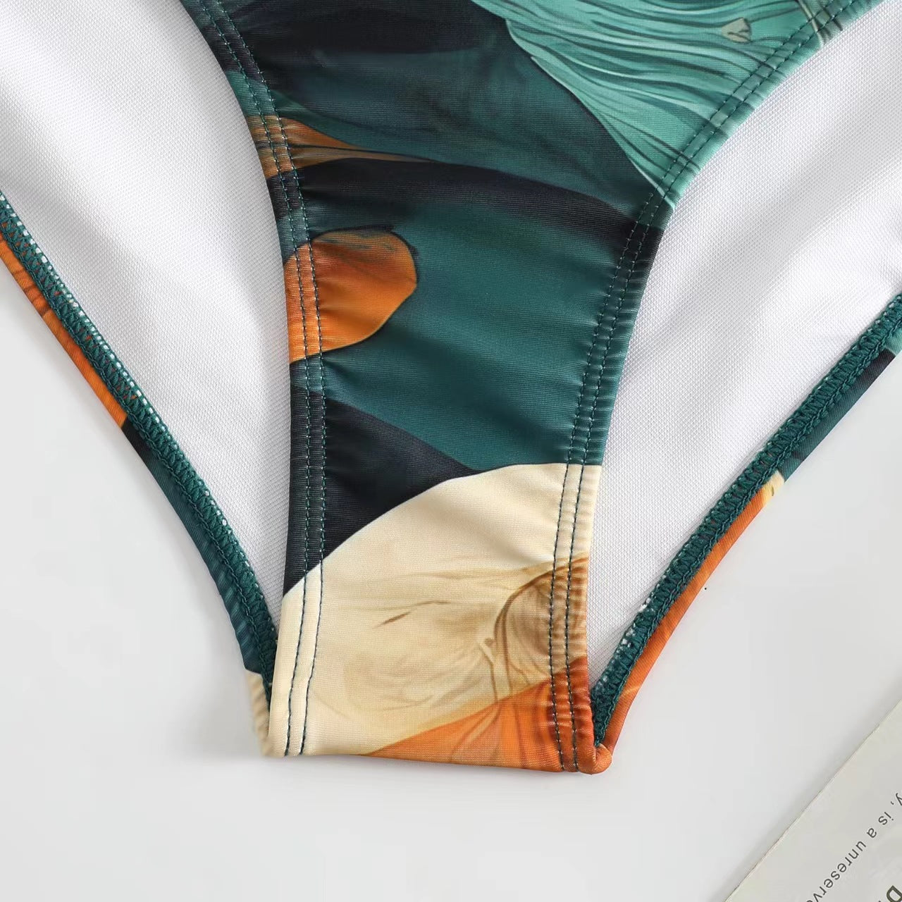 R&B | Damen Badeanzug-Set mit Elegantem Asymmetrischen Design und Verspieltem Rockdetail