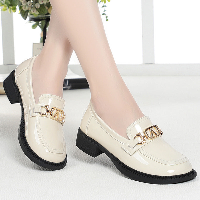 Damen Elegante Mokassins mit glänzendem Lackfinish und modischem Kettenakzent R&B