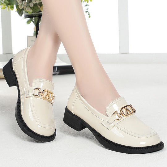 Damen Elegante Mokassins mit glänzendem Lackfinish und modischem Kettenakzent R&B