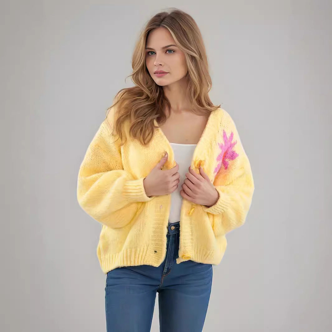 Damen gemütlicher Strickcardigan mit floralem Design und modernen Knopfdetails R&B