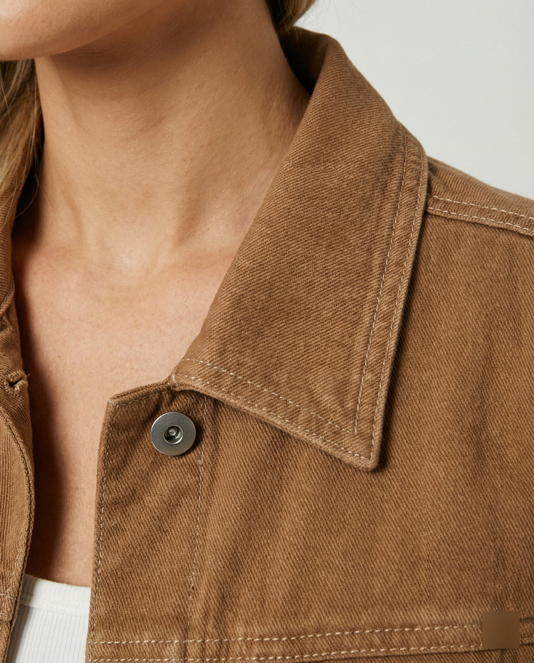 Damen Mode kurze klassische Jeansjacke mit aufgesetzten Brusttaschen und verkürztem Saum R&B