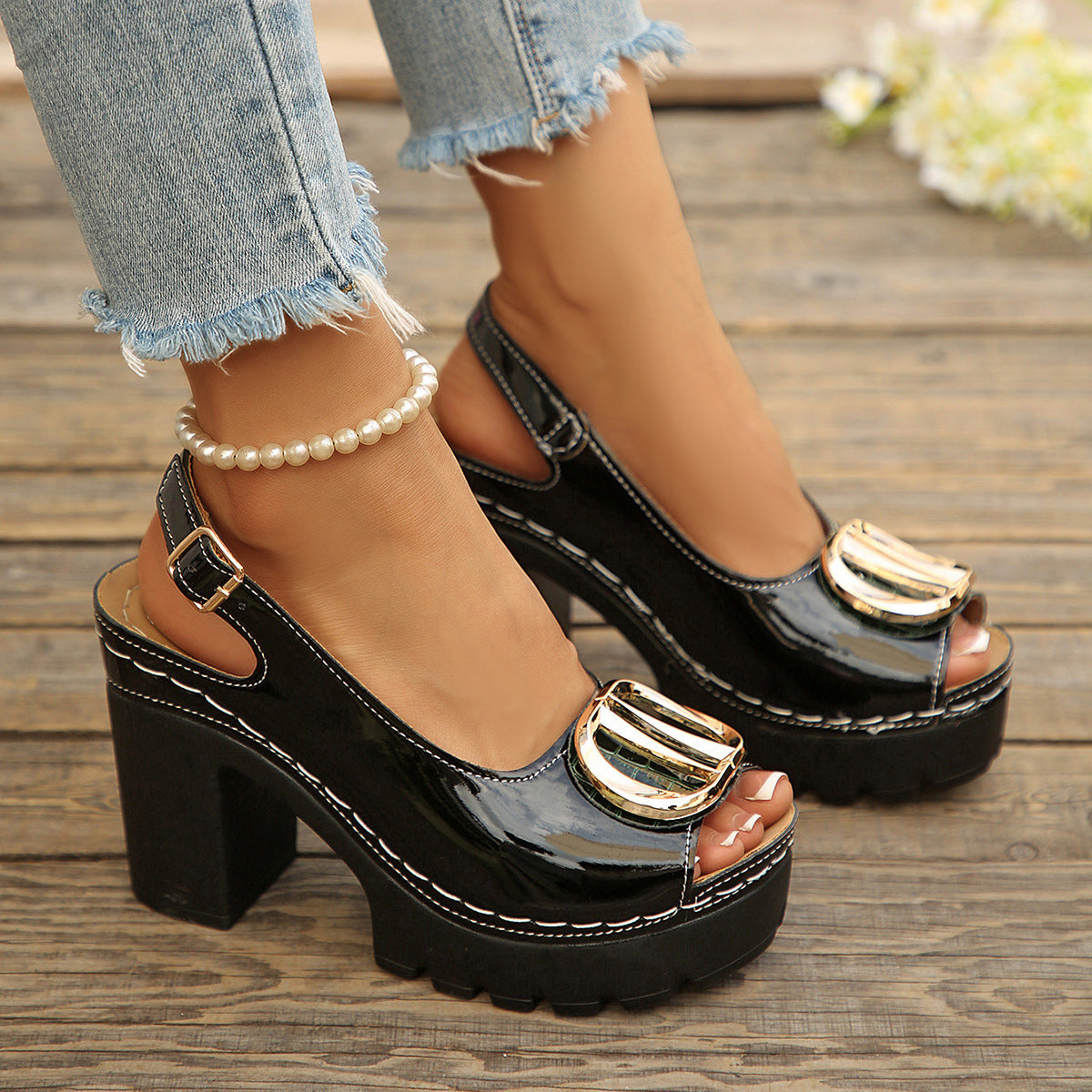 Damen Elegante Plateau-Sandaletten mit modischen Schnallen-Details