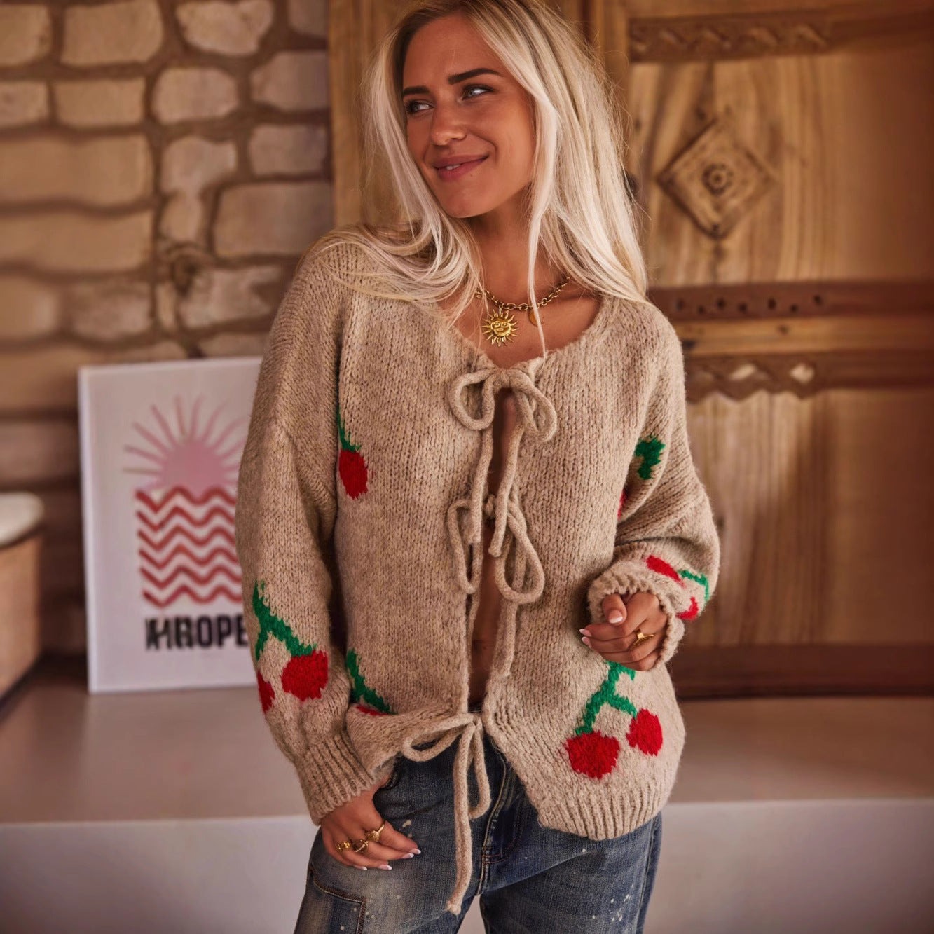 Damen Strickjacke mit verspieltem Kirschmotiv und Taillierung R&B