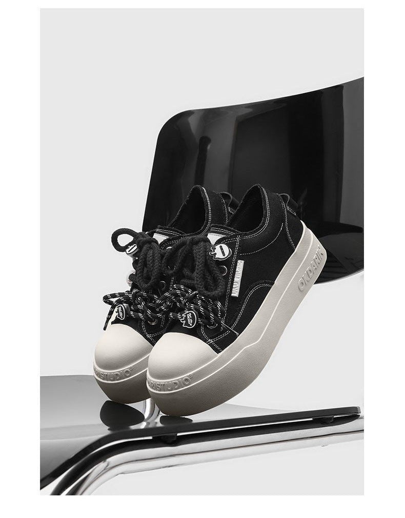 Damen Sneakers mit einem einzigartigen Schnürsystem und dämpfender Gummisohle