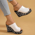 Damen Wedge-Pantoletten mit modischem Leopardenmuster und offenem Zehenbereich
