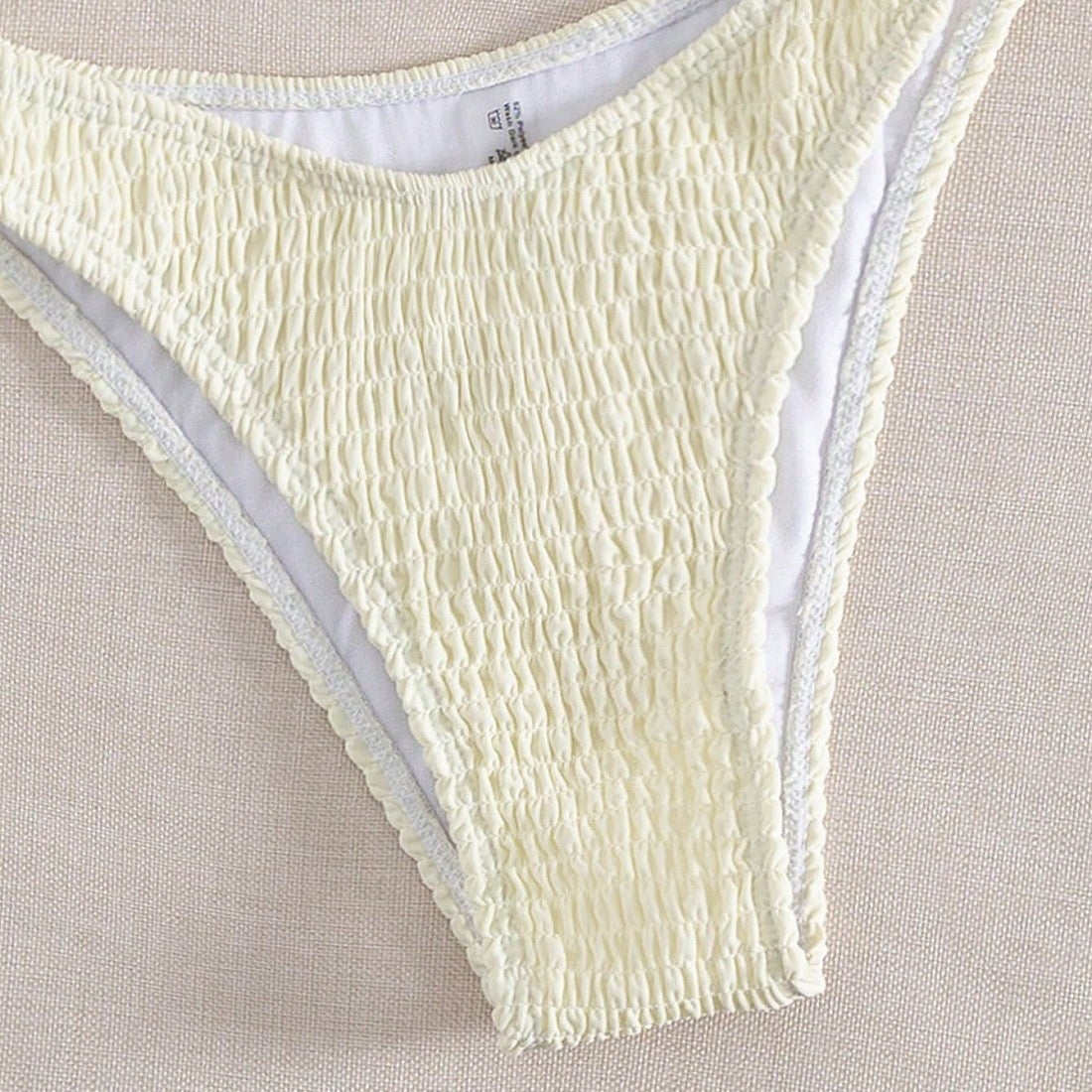 Damen Bandeau-Bikini mit Rüschendetails und modischem Schmuckakzent
