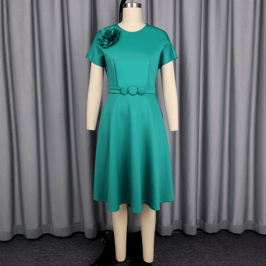 Damenkleid mit elegantem Gürtel und dekorativem Blumenakzent R&B
