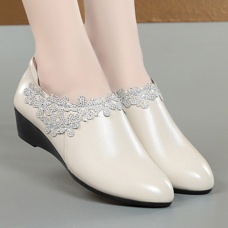 Damen elegante Wedgesandaletten mit floralem Schmuckdetail und komfortablem Fußbett