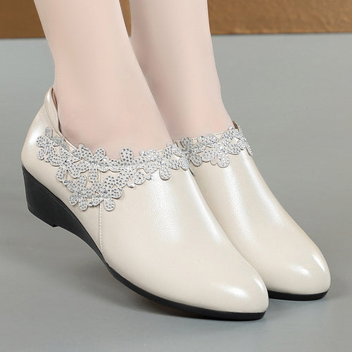Damen elegante Wedgesandaletten mit floralem Schmuckdetail und komfortablem Fußbett R&B