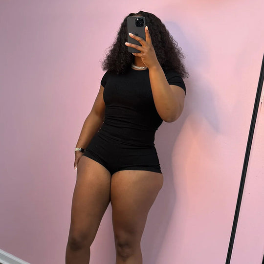 Damen Figurbetontes Jumpsuit mit kurzen Ärmeln und Rippenstruktur R&B