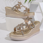 Damen Wedge-Sandalen mit funkelnden Schmetterlingsapplikationen und elegantem Kreppdesign R&B